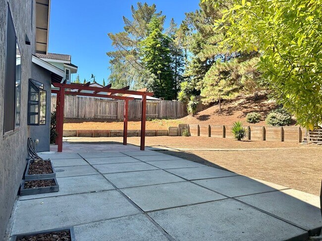 Building Photo - 768 Rose Dr
