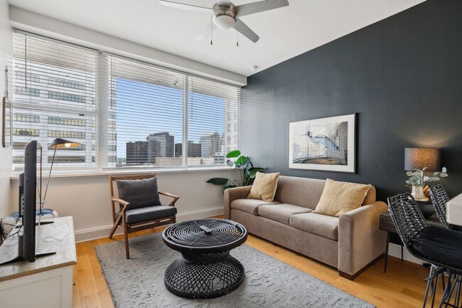 Building Photo - 925 Common St