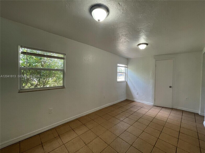 Building Photo - 804 NW 19th Ter