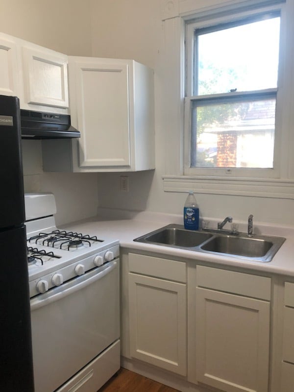 Building Photo - 114 E 10th St