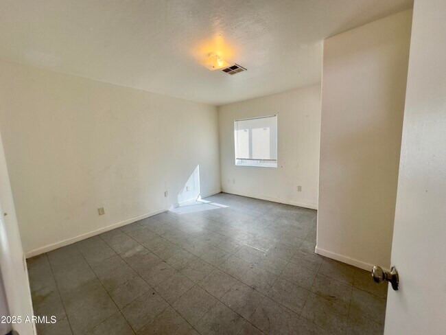 Building Photo - 1228 E Apache St