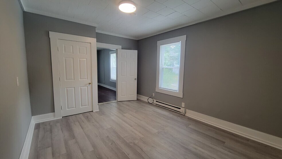 Building Photo - 162 Rollstone St