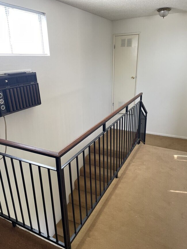 Building Photo - 704 Lookout Dr