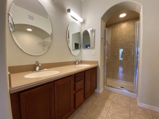 Building Photo - 4570 Virginia Dr