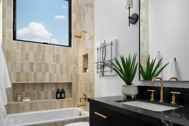 Building Photo - 4120 N 44th Pl