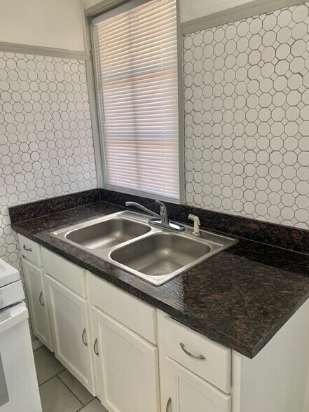 Building Photo - 1800 Dante St