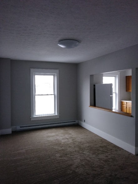 Building Photo - 225 1/2 E Findlay St