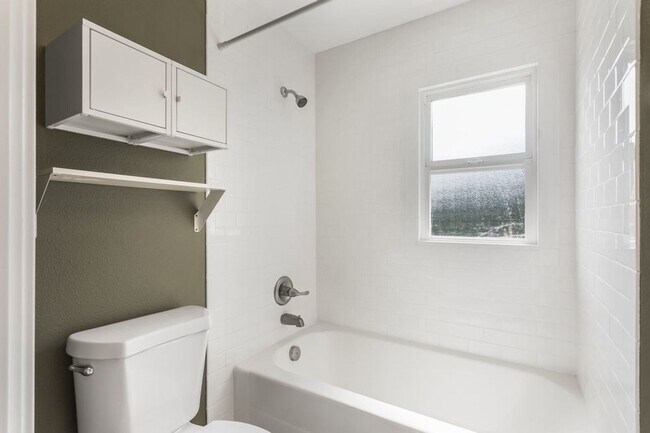 Building Photo - Charming Two Bedroom Haven in SE Portland!