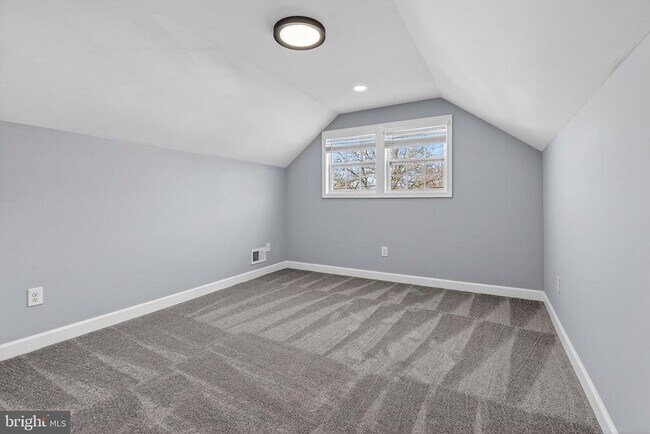 Building Photo - 2403 Kingsway Rd