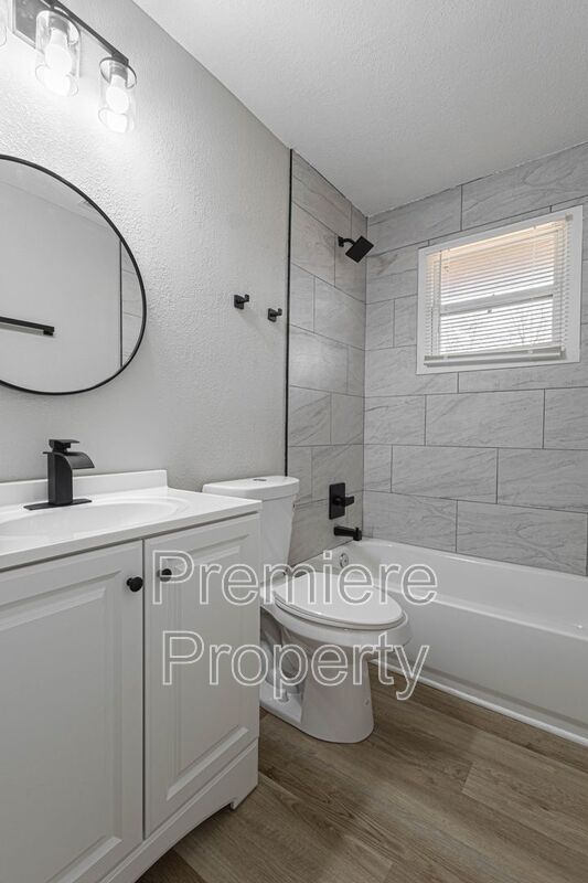 Building Photo - 719 E College St