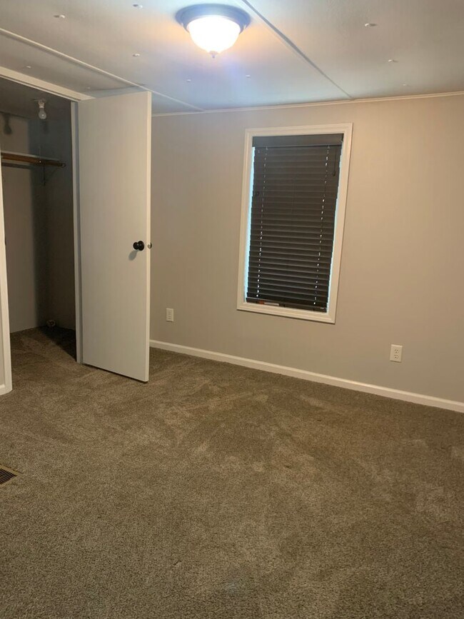 Building Photo - 3 bedroom 2 bath on High Rock Lake