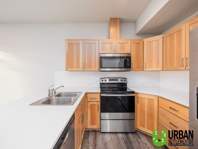 Building Photo - Woodlawn Duplex