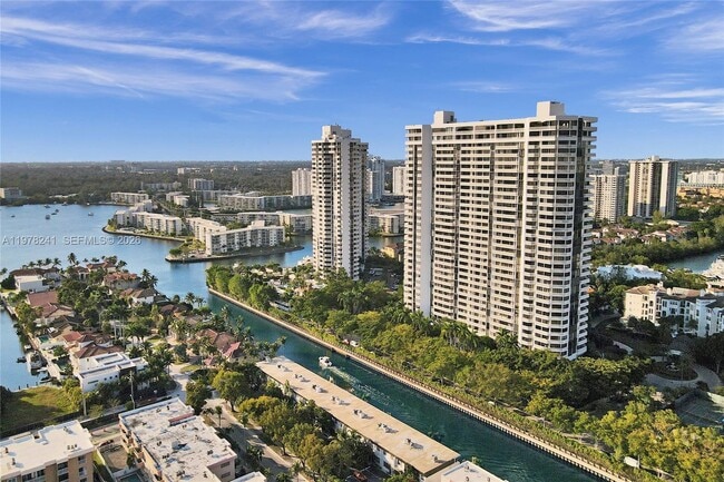 Building Photo - 2000 Island Blvd