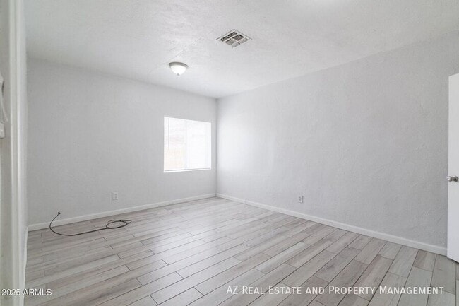 Building Photo - 1628 E Granada Rd