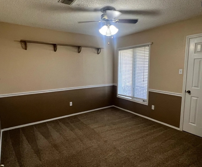 Building Photo - Charming 4 Bedroom in The Meadows