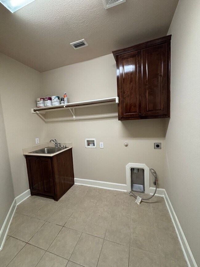 Building Photo - 5 BR/4BA | Updated Single Family Home | 2-Car Garage | Gated backyard