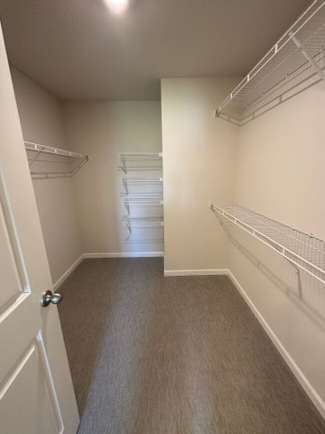 Building Photo - Lovely townhome in gated subdivision minut...