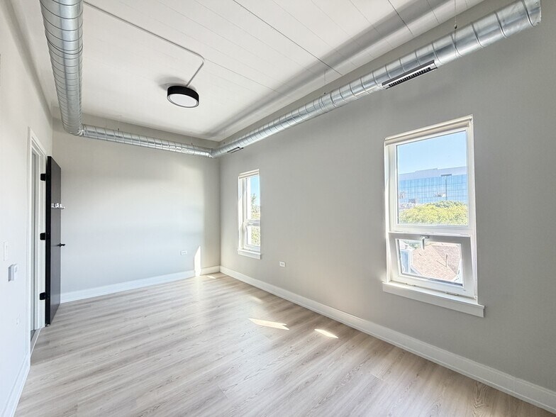 Building Photo - 941 W Belmont Ave