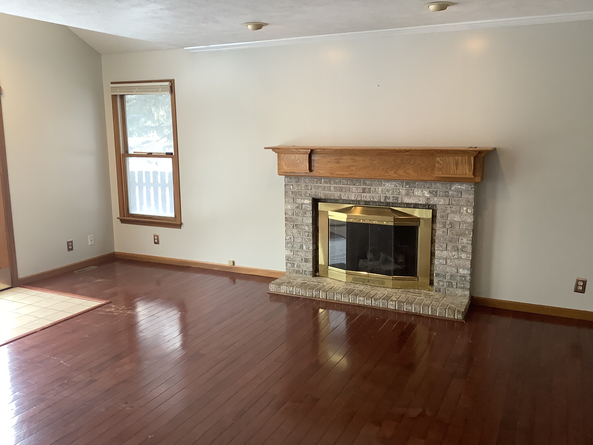 Living room gas fireplace - 930 Barks Rd E