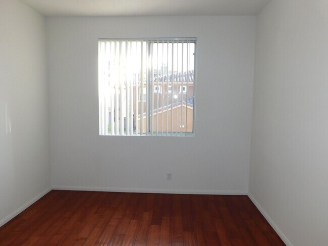 Building Photo - 22 Roseville