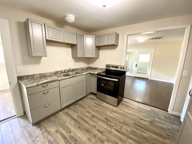 Building Photo - 3 Bedroom Home in Seneca, SC