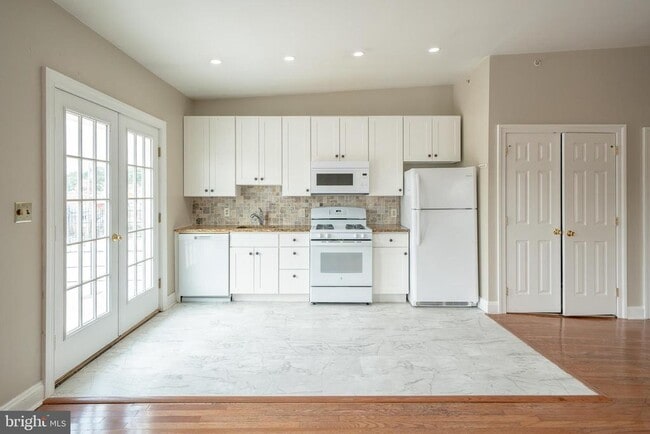 Building Photo - 345 W Chestnut St