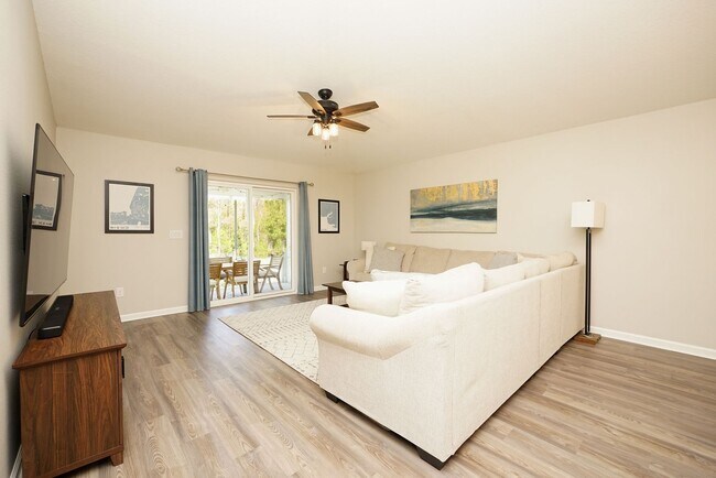 Building Photo - Central Freeport Location with Community Pool