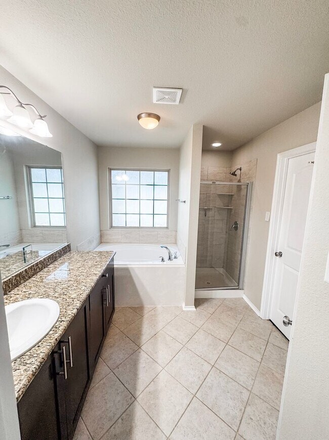 Building Photo - Quiet 3/2 House in Meadowcreek w/ Aug Move in!