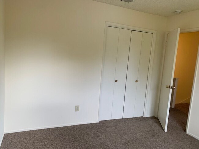 Building Photo - 2 bedrooms, 1.5 bath townhouse apartment