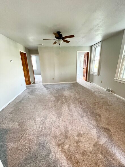 Building Photo - 27 W Main St