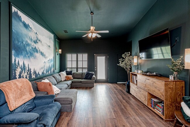 Building Photo - 2  Bedroom Townhome in a Gated Community