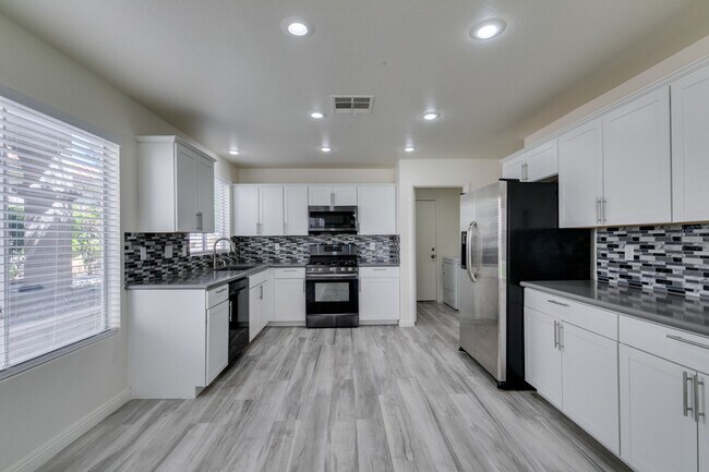 Building Photo - Stunning 4 bedroom, 2.5 bathroom