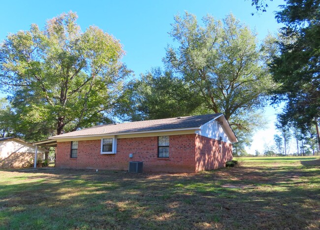 Building Photo - Updated 2 Bedroom, 1 Bath House, Country L...