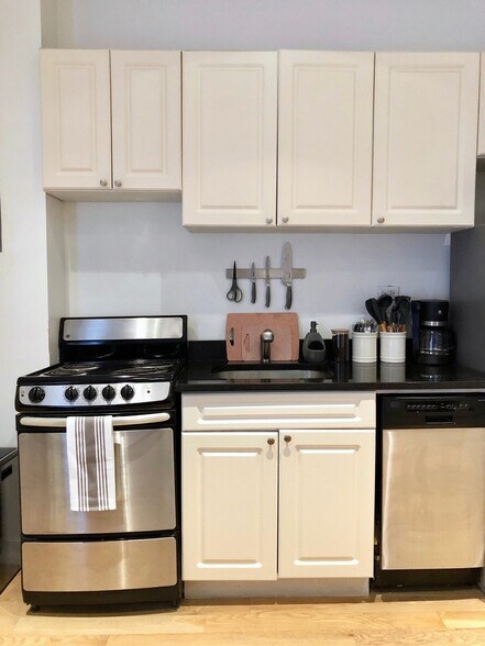 Building Photo - 126 E 37th St