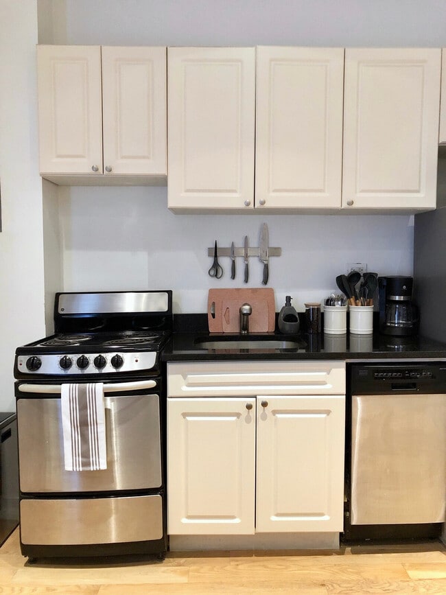 Building Photo - 126 E 37th St