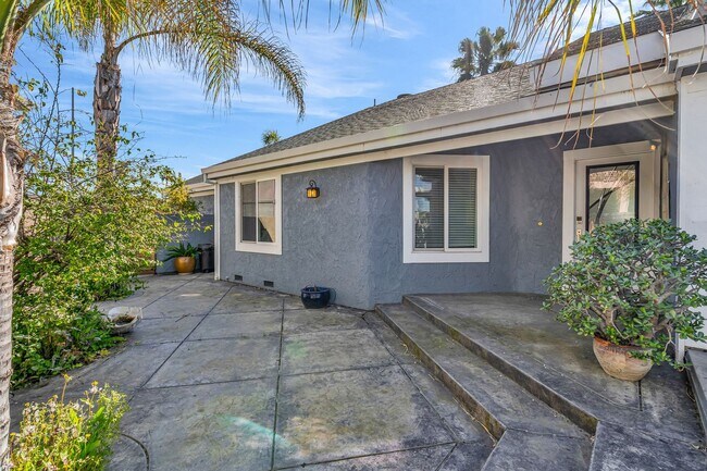 Building Photo - INCREDIBLE LOCATION... END OF CUL DE SAC WITH OVER 100 FEET ON WATER... MARVELOUS DOCK AND DECK W...