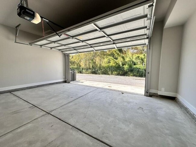 Building Photo - 2422 Lakeshore Ln