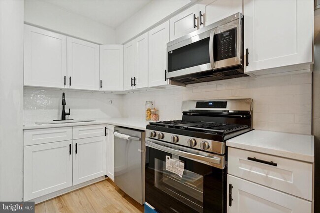 Building Photo - 228 Rock St