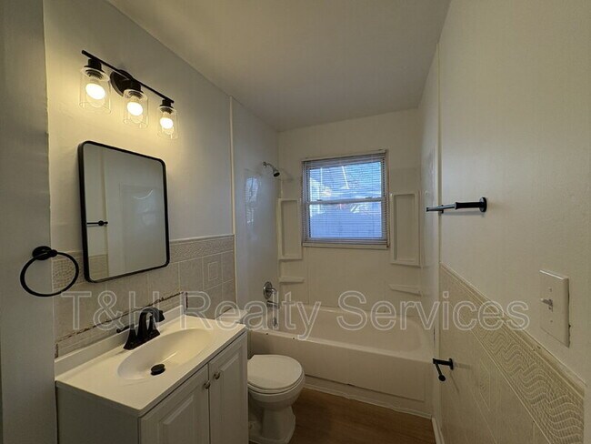 Building Photo - 1261 W 32nd St