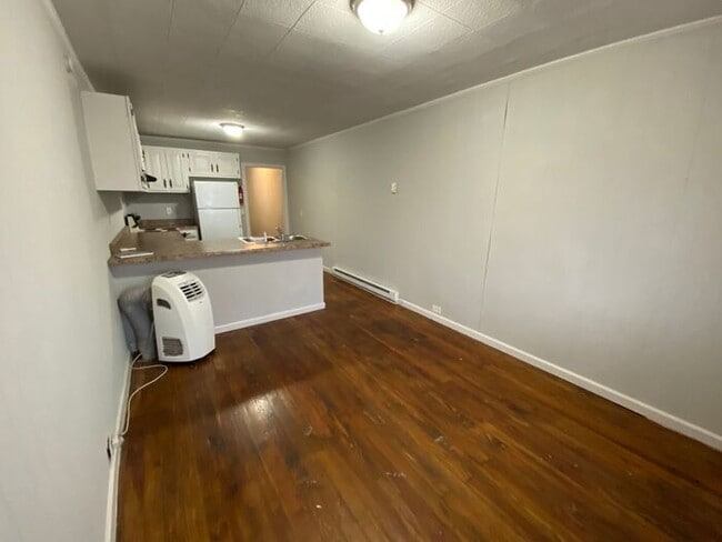 Building Photo - The Perfect 1 Bedroom is Ready For You!