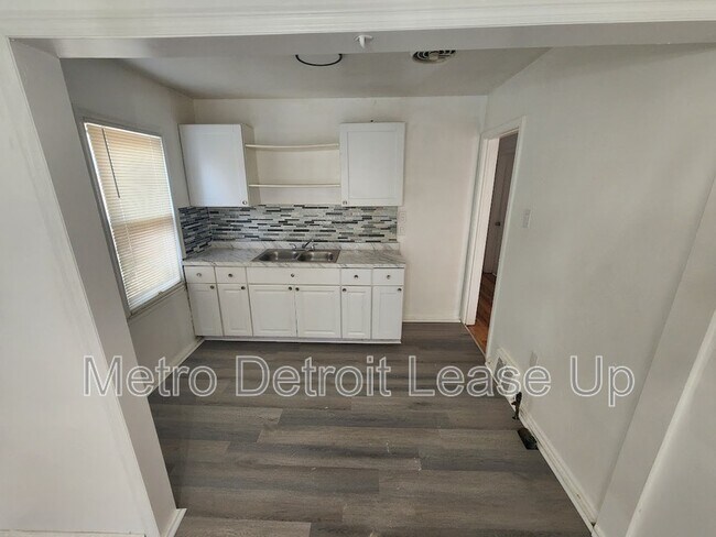 Building Photo - 20110 Northlawn St