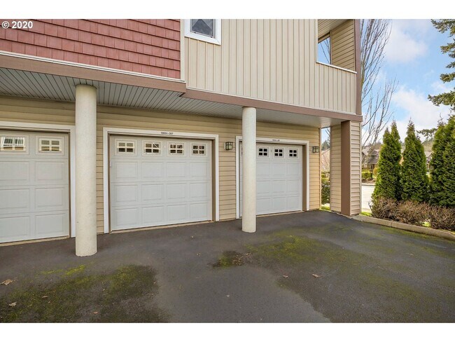 Building Photo - Top Floor 2 Bed 2 Bath Condo Hillsboro/Bea...