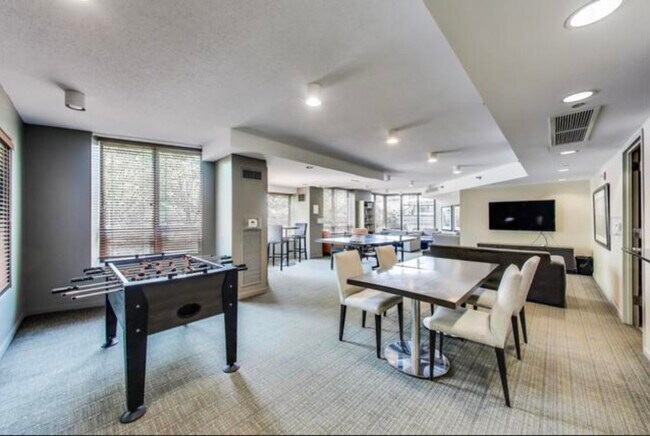 Building Photo - 400 N La Salle Dr