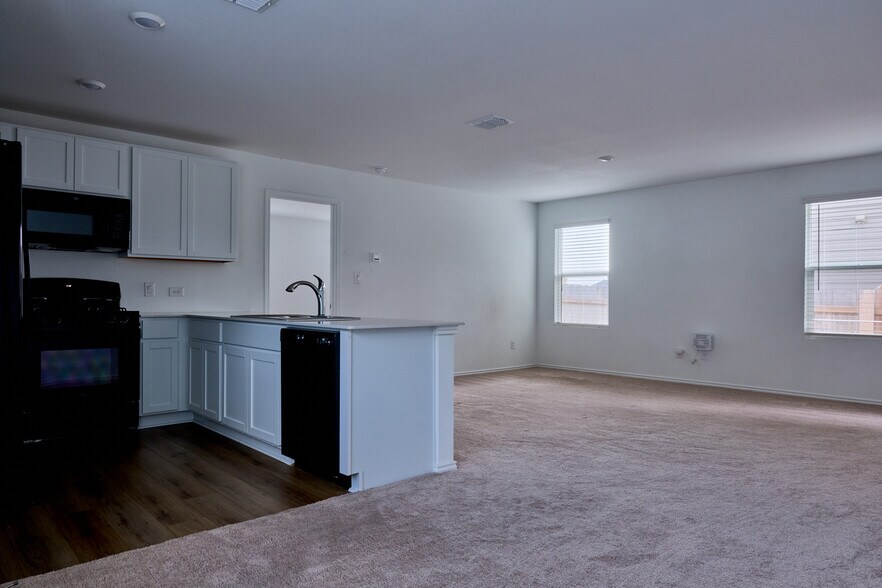 Building Photo - 160 Avre Loop