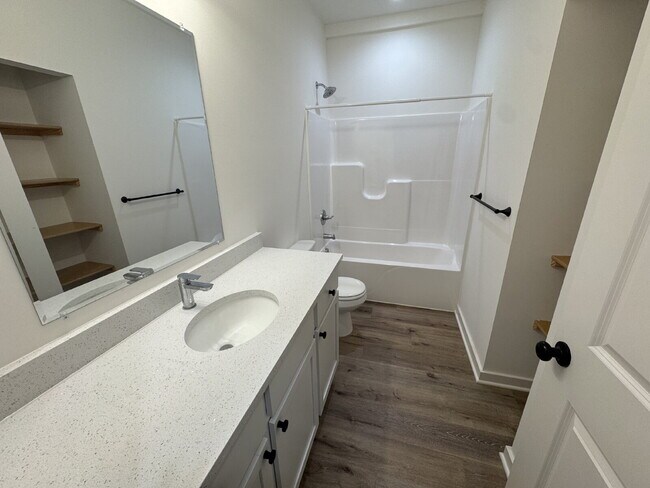 Building Photo - "Spacious 5-Bed Oasis with 3 Full Baths in Charming Bel Aire - 2,624 Sq Ft of Comfortable Living!"