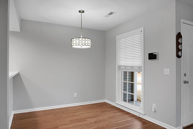 Building Photo - Charming 3 Bedroom 2 bathroom ready for you to call home!