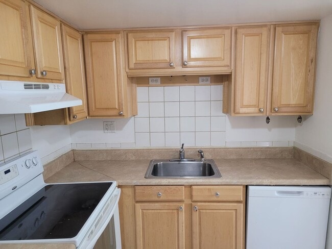 Building Photo - FOR RENT!!! BEAUTIFUL AND SPACIOUS 1 BED 1 BATH CONDO (FIRST FLOOR)...