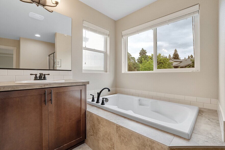 Building Photo - 28616 Greenway Dr
