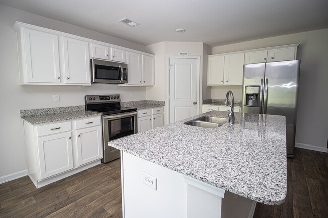 Building Photo - Gorgeous 3 Bedroom, 2 Bath - Available Mid...
