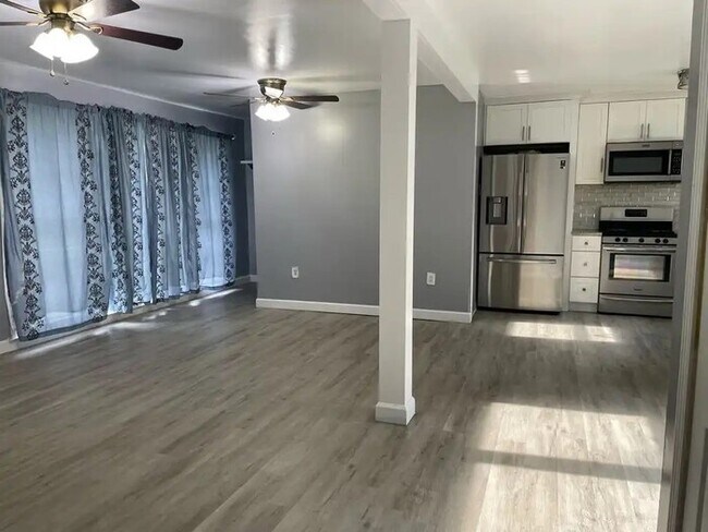 Building Photo - Beautifully Updated 2 Bedroom 1 Bathroom Home - Move-In Ready!